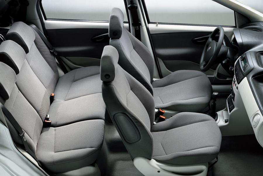 Интерьер Fiat Punto 5-Door (188) 2003 года  (фото 6 из 36)